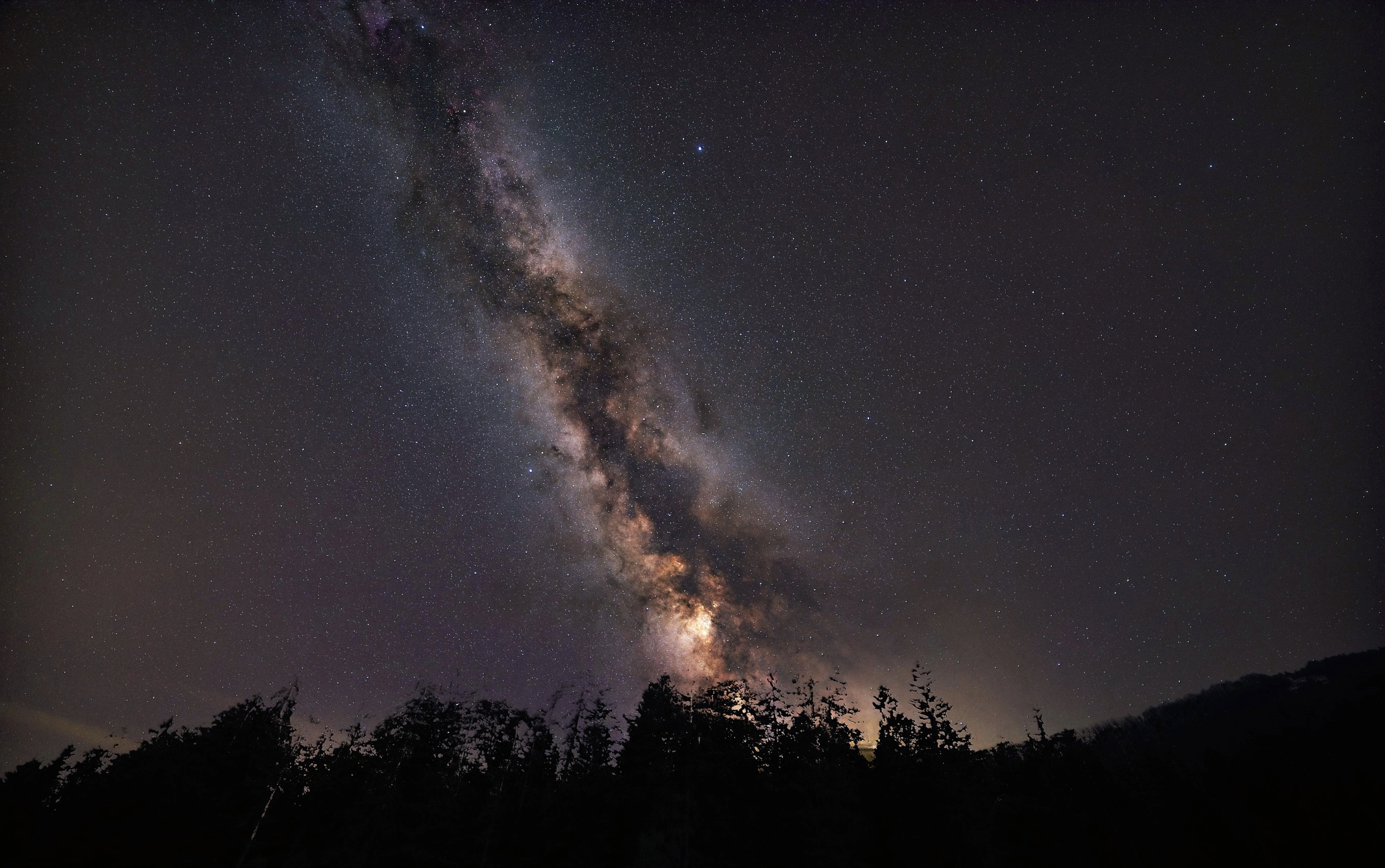 Letní Mléčná dráha nad obzorem – Astrofotografie měsíce